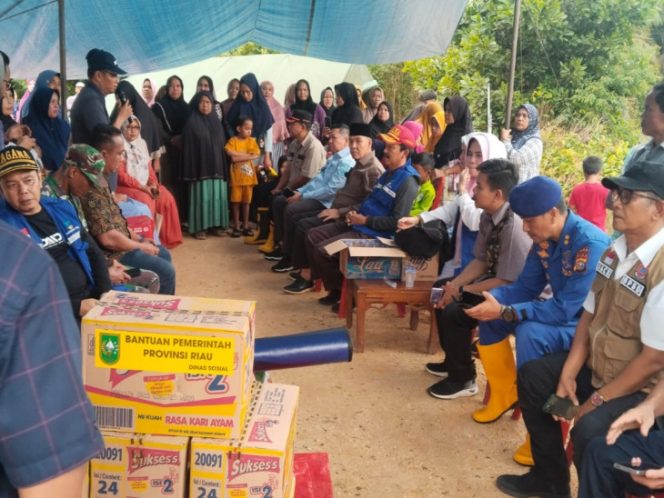 
					Pemda Kampar Salurkan Bantuan Beras dan Makanan di Gunung Sahilan