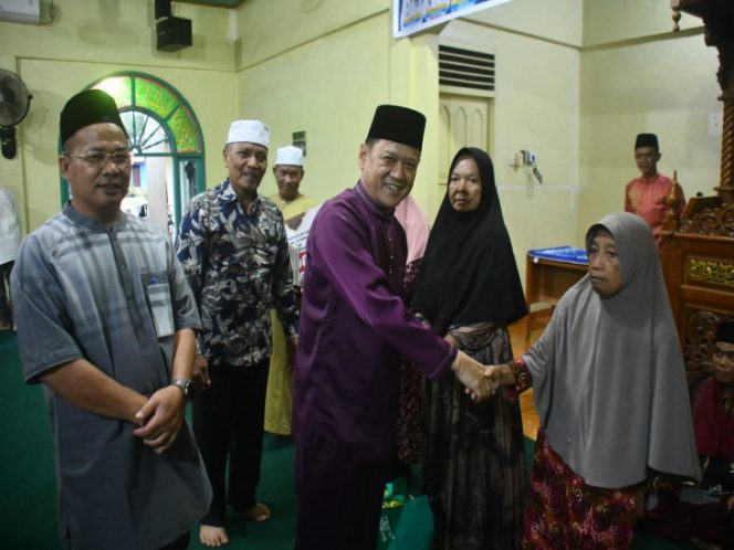 
					Sekda Hambali Salurkan Bantuan dan Santunan kepada Masyarakat
