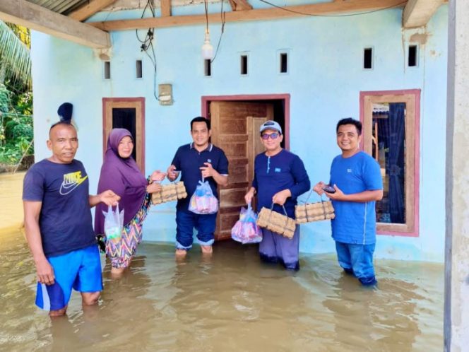 
					Camat Kampar Dedi Salurkan Bantuan Sembako kepada Korban Banjir