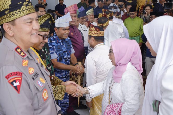 
					Didampingi Plt Kadiskominfo Kampar, Sekda Hambali Sambut Kedatangan Wabup Misharti