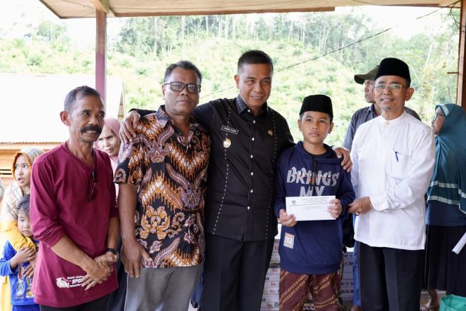 
					Bupati Kampar Sambangi Masyarakat Desa Kebun Tinggi dan Berikan Berbagai Bantuan