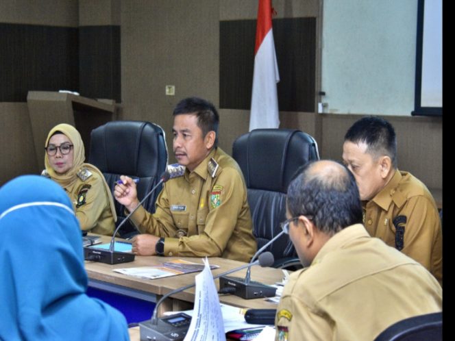 
					Didampingi Wabup, Bupati Ahmad Yuzar Pimpin Rapat Evaluasi RFK dan Laporan Pelaksanaan Program TA 2025