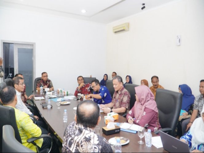 
					Plh Sekda Azwan Pimpin Rapat Pembahasan Tindak Lanjut Perbup Tentang SOTK