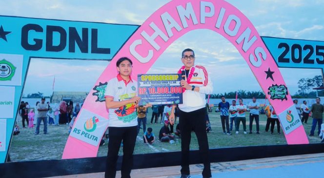 
					Ditemani Repol dan Iib, Parisman Ikhwan Tutup Turnamen Sepakbola di Lipatkain