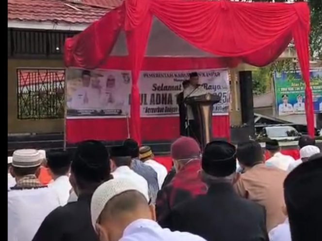 
					Sholat Idul Adha di Lapangan Pelajar Bangkinang, Ahmad Yuzar Ajak Masyarakat Bergandeng Tangan dan Kompak Bangun Daerah