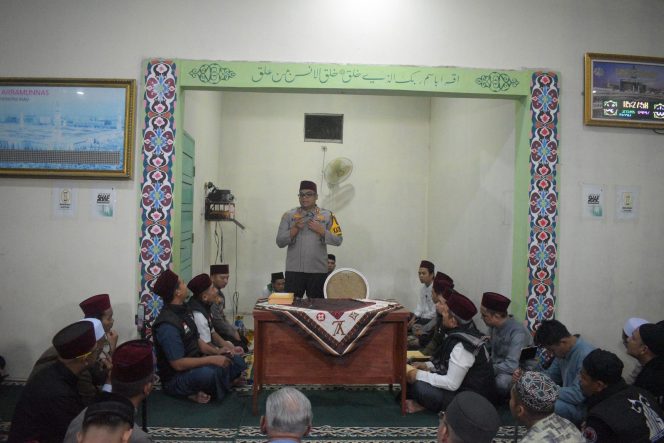 
					Kapolres Kampar Hadiri Subuh Berjamaah dan Kajian Bersama UAS di Musholla Nurul Ilmi Tambang