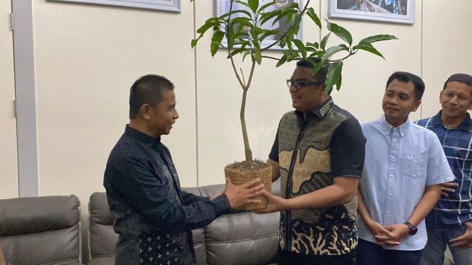 
					Kapolres Rayakan Ulang Tahun Bupati Kampar, Berbagi Bibit Tanaman untuk Lestarikan Lingkungan