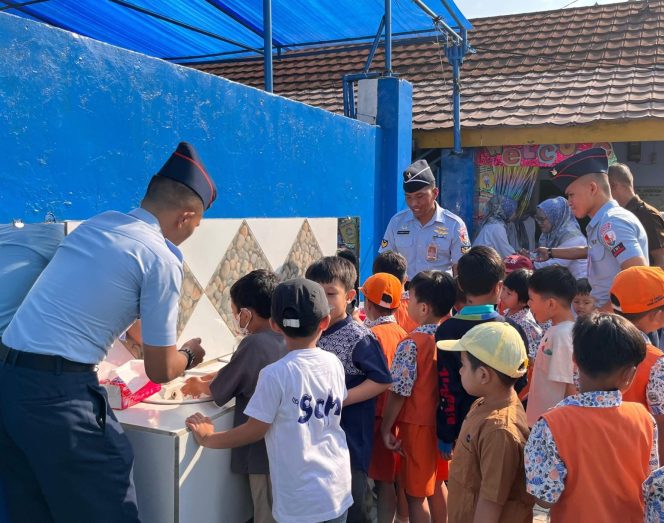 
					Hari Anak Nasional, Lanud Husein Sastranegara Distribusikan Makanan Bergizi Gratis