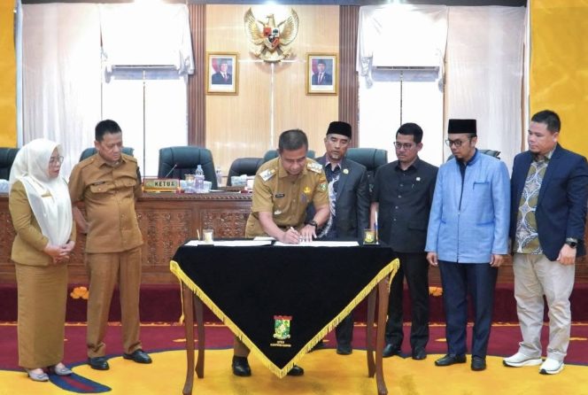 
					Bupati Kampar bersama Pimpinan DPRD Lakukan Penandatangan Nota Kesepakatan KUA-PPAS APBD-P 2025