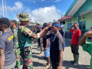 Sambut HUT RI ke-80, Satgaster Yonif 754/Enk Latihan Paskibra bersama Siswa-siswa Distrik Sugapa