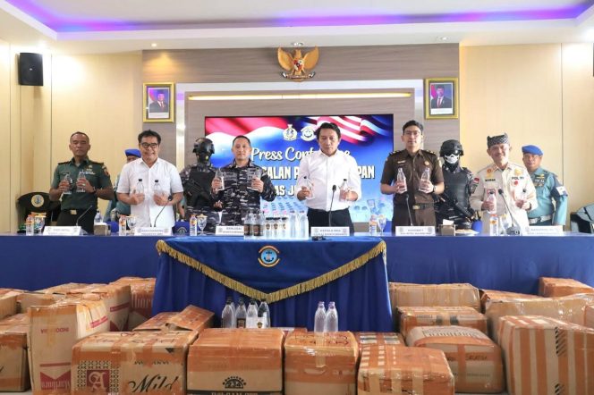 
					TNI AL Gagalkan Penyelundupan Ribuan Botol Arak Ilegal di Pelabuhan ASDP Ketapang Banyuwangi