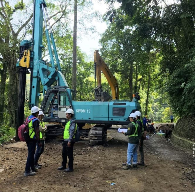 
					Kementerian PU Lakukan Pekerjaan Preservasi Jalan Nasiona Ruas Sumberjati-Batas Banyuwangi
