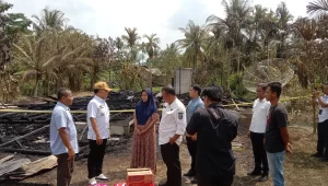 Bupati Meranti Asmar Tinjau Lokasi Kebakaran di Desa Alahair, Salurkan Bantuan untuk Korban