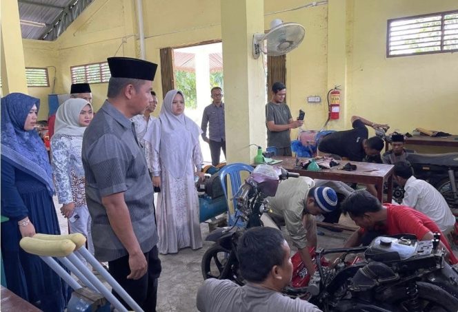 
					Dikunjungi Bupati Kampar Saat Jalani Pelatihan di BLK, Peserta Difabel Terharu dan Menangis