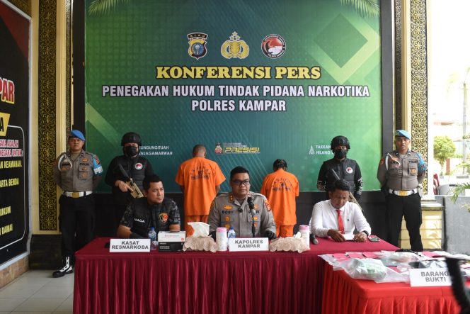 
					Kapolres Kampar Ekspos Penangkapan Dua Pelaku Narkoba beserta BB 1 Kg Sabu-sabu