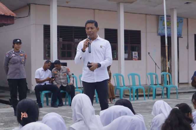 
					Kasat Intelkam dan Kasat Binmas Polres Kampar Sosialisasikan Green Policing di SMAN 1 Salo