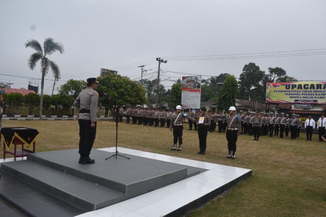 
					Terbukti Langgar Kode Etik, Kapolres Kampar Pimpin Upacara PTDH Bripka Helmi Kasdi