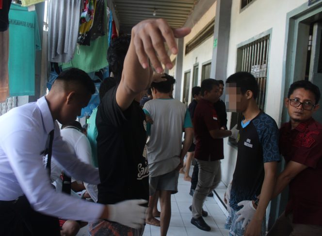 
					Lapas Bangkinang Konsisten Lakukan Razia Kamar Hunian WBP Secara Berkala