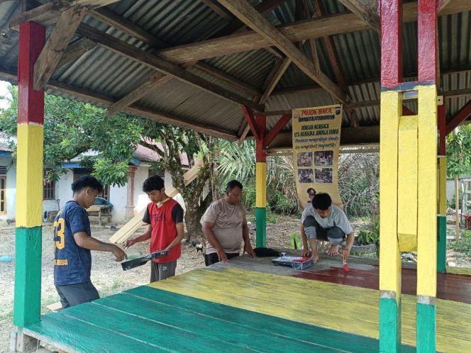 
					Bhabinkamtibmas Desa Merangin Bangun Pojok Baca, Pererat Hubungan Polisi-Masyarakat
