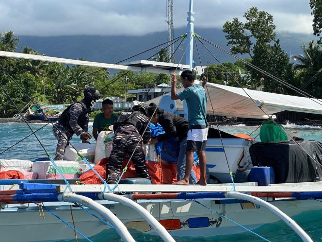 
					TNI AL Tangkap Dua Kapal Bermuatan Skincare dan Obat Ayam Ilegal Asal Filipina di Perairan Sangihe