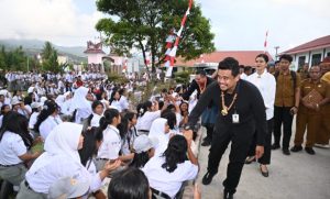 Gubernur Sumut Bobby Nasution bersama Kahiyang Ayu Disambut Bahagia Siswa SMAN 1 Salak