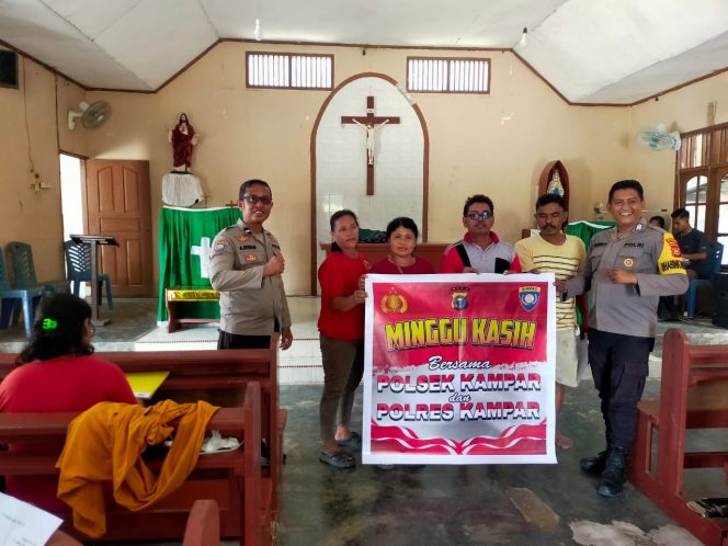 
					Polsek Kampar Jalin Keakraban dengan Jemaat, Patroli Minggu Kasih Amankan Ibadah di Rumbio Jaya