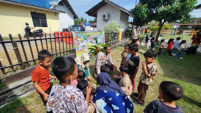 
					Aksi Green Policing, Polisi dan Anak TK Bhayangkari Bangkinang Tanam Pohon Bersama