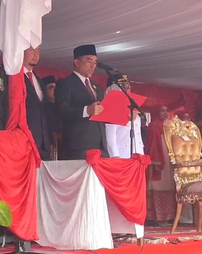 
					Ketua DPRD Kampar Bacakan Teks Proklamasi dengan Suara Lantang pada Upacara HUT RI ke-80