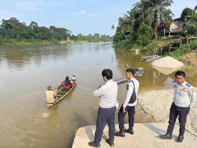 
					Dishub Kampar Tinjau Rakit Tersangkut di Tambang