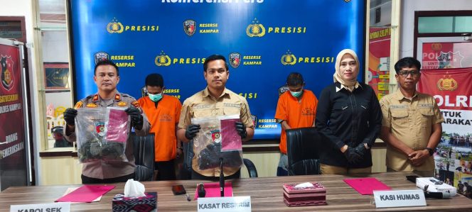 
					Polres Kampar Ungkap Kasus Ketua SPTI Tewas Dibacok Saat Tertidur, Karena Motif Dendam dan Sakit Hati