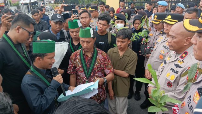 
					Mahasiswa HMI Apresiasi Kapolda dan Wakapolda Riau