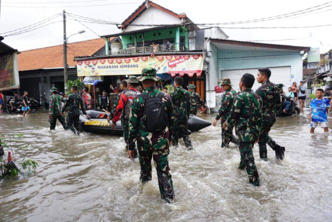 
					TNI Bergerak Cepat Evakuasi Korban Banjir di Denpasar, Kodam IX/Udayana Kerahkan Ratusan Prajurit