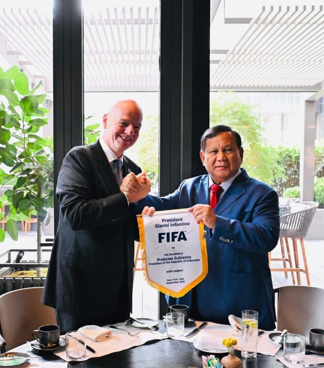
					Prabowo Temui Presiden FIFA, Tegaskan Komitmen Kolaborasi untuk Sepak Bola Indonesia