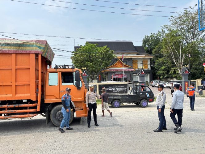 
					Kendaraan ODOL Bahayakan Pengemudi Lainnya, Dishub Kampar Berikan Edukasi dan Himbauan kepada Pengemudi