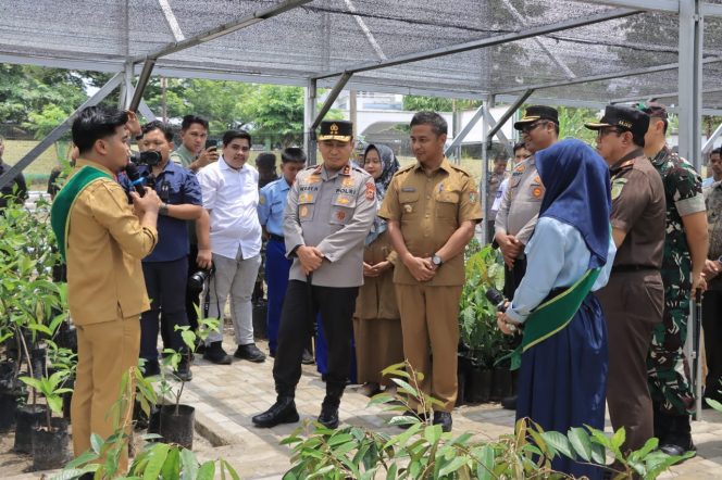 
					Serukan Semangat Green Policing, Kapolda Resmikan Bank Pohon Polres Kampar