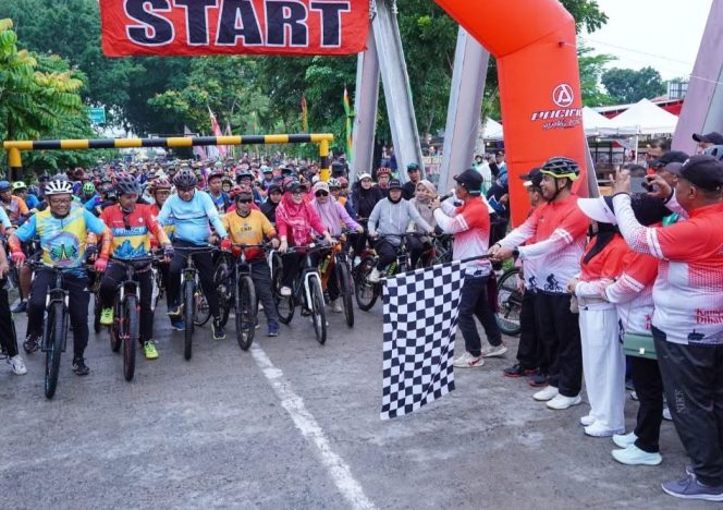
					Bupati Ahmad Yuzar Ajak Masyarakat Hidup Sehat Lewat Gowes Fun & Adventure 2025