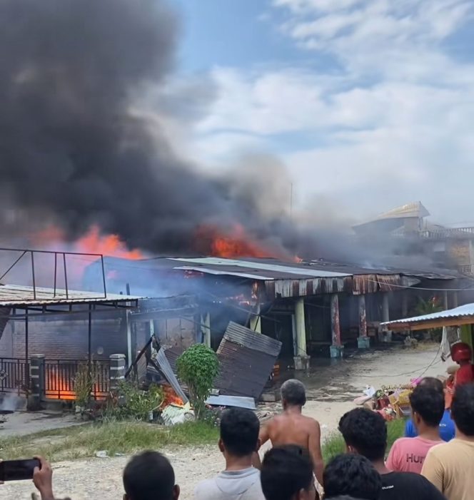 
					Kawasan Ruko Pasar Kuok Dilalap Sijago Merah