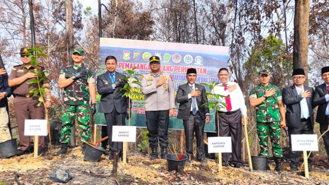 
					Kapolres Kampar Pimpin Pemasangan 32 Plang Larangan Karhutla Serentak