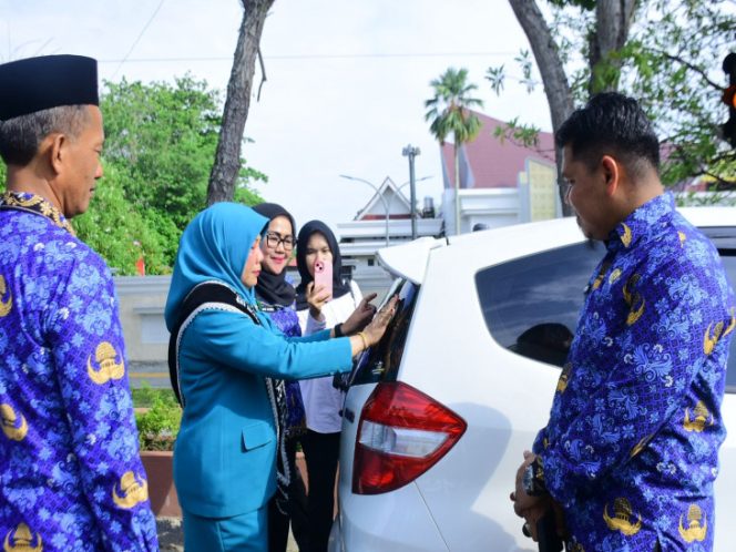 
					Dukung Program Nasional Wajib Belajar 13 Tahun, Bunda Nurheryani Bagikan Stiker Edukasi