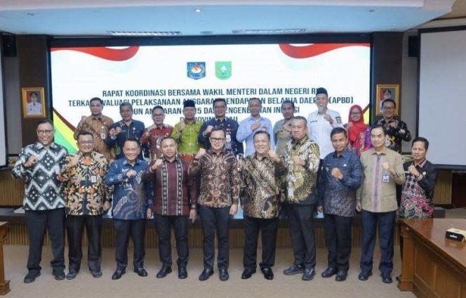 
					Wamendagri Bima Arya Apresiasi Kerja Sama Bupati Kampar dengan Solok untuk Produksi Cabai dalam Pengendalian Inflasi