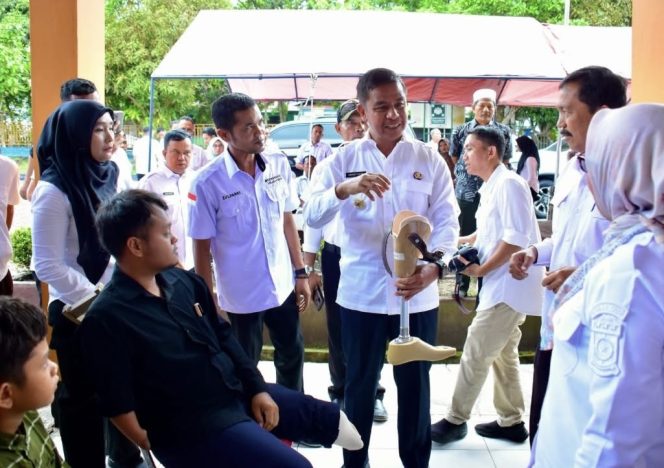 
					Pemda Kampar Serahkan Bantuan Alat Bantu untuk Penyandang Disabilitas