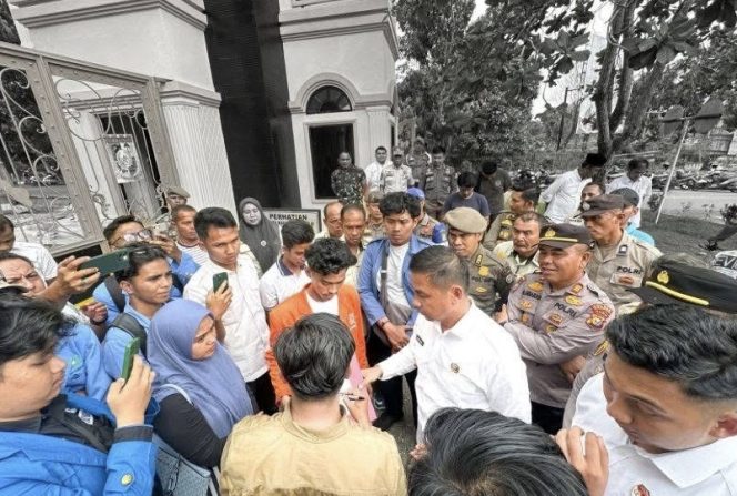 
					Bupati Ahmad Yuzar Sambangi Massa Aksi Damai Aliansi Mahasiswa Kampar Pekanbaru