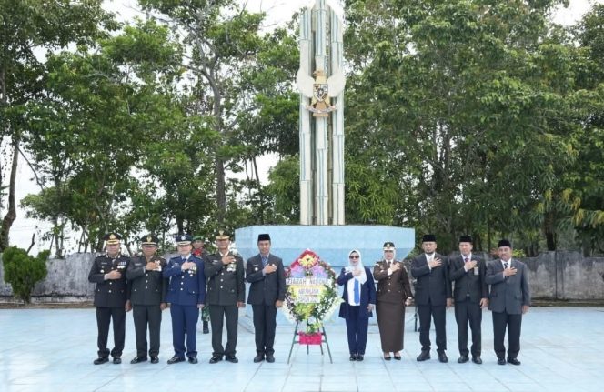 
					Pemda Kampar Lakukan Upacara dan Tabur Bunga Menghormati Jasa Pahlawan di Taman Makam Pahlawan Kusuma Eka Bakti