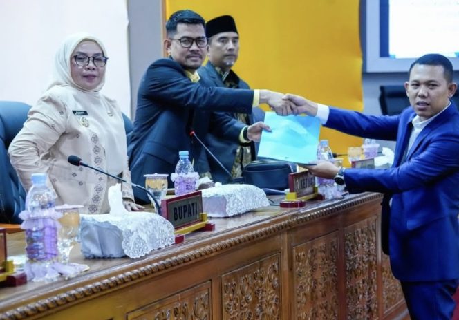 
					Wakil Bupati Misharti Hadiri Rapat Paripurna DPRD Kampar Terkait Penyampaian 7 Ranperda
