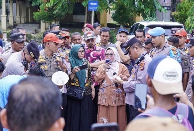 
					Wabup Misharti Hadir di Tengah Demonstrasi Masyarakat Kampar Kiri