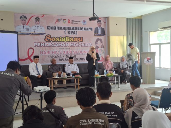 
					Peringati Hari HIV-AIDS Sedunia, KPA Kampar Sosialisasikan di UP dan Bagikan Stiker Edukasi