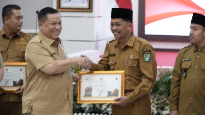 
					Di Dampingi Bupati Anton Terima Penghargaan, Kades di Rokan Hulu Ini Dapat Tiket Umroh Gratis