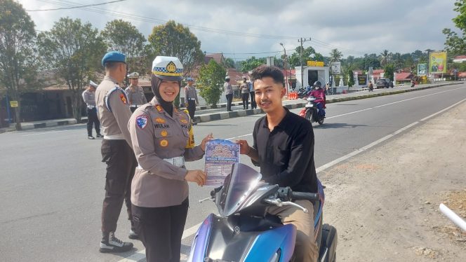 
					Operasi Keselamatan di Kampar, Polisi Edukasi Pengendara dengan Pendekatan Humanis