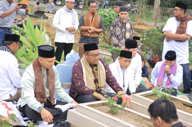 
					Kapolres Kampar Ikuti Ziarah Kubur & Ayi Ayo Onam