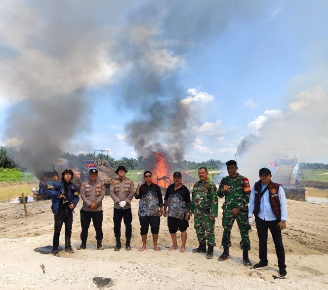 
					Kolaborasi Polisi dan TNI Respon Laporan Warga soal PETI, 12 Rakit Dimusnahkan